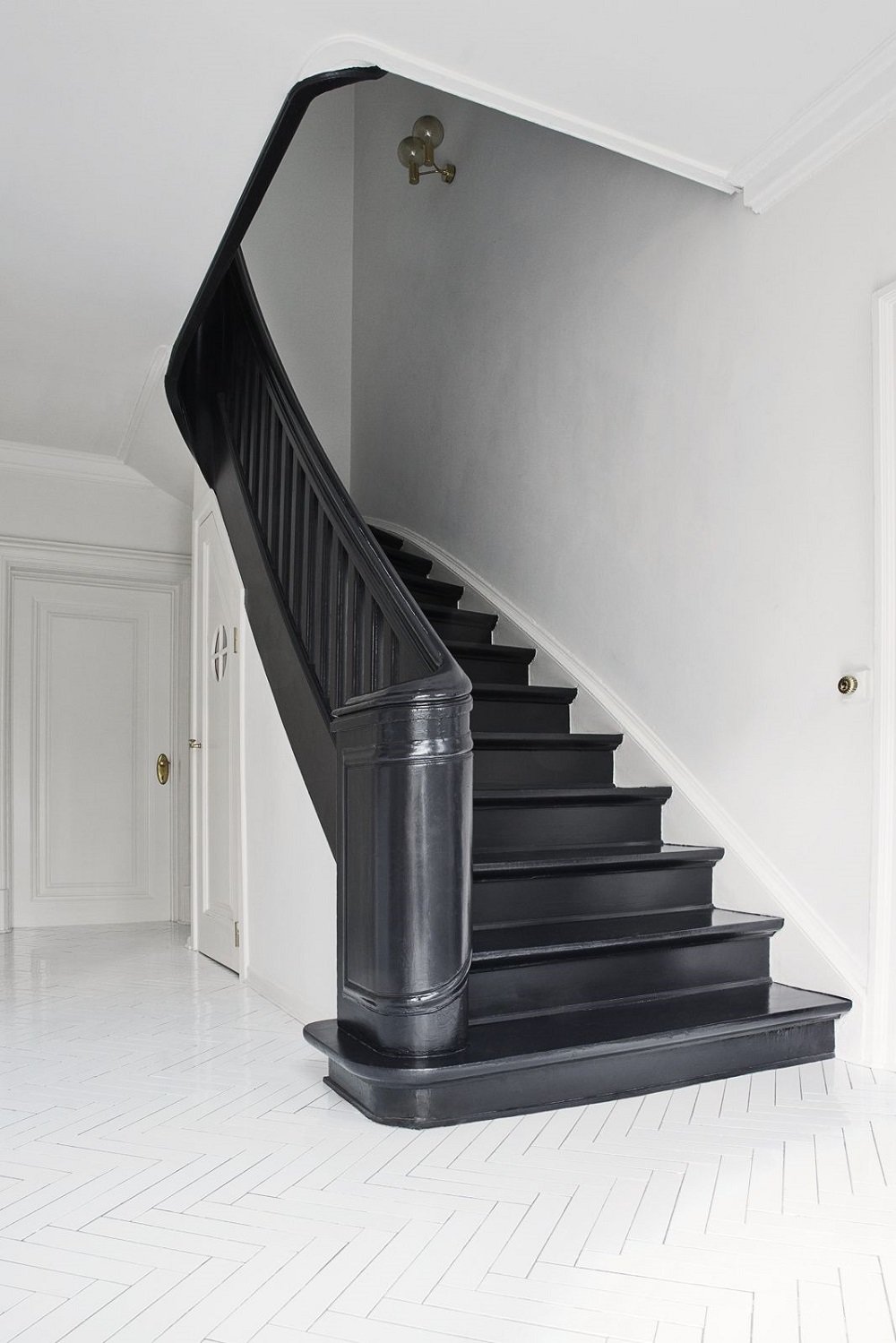 escalier droit bois noir design moderne hall entrée blanc