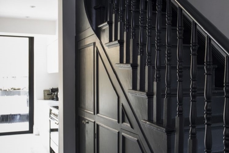 Escalier noir et bois moderne en quelques designs splendides