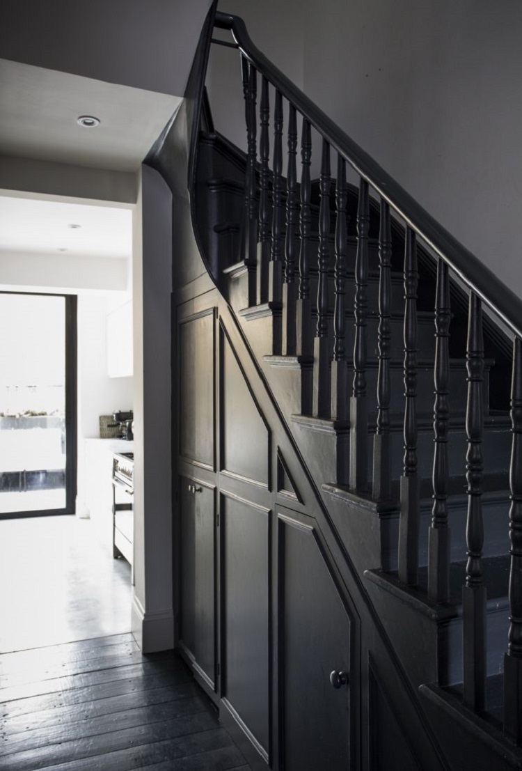 escalier droit en bois peint noir