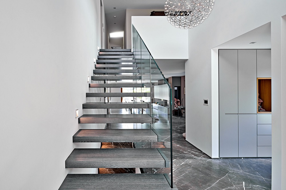 escalier en bois et verre blanc gris