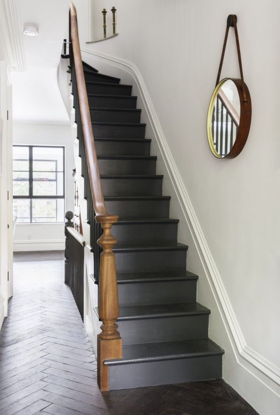 escalier en bois gris foncé mur appui blanc