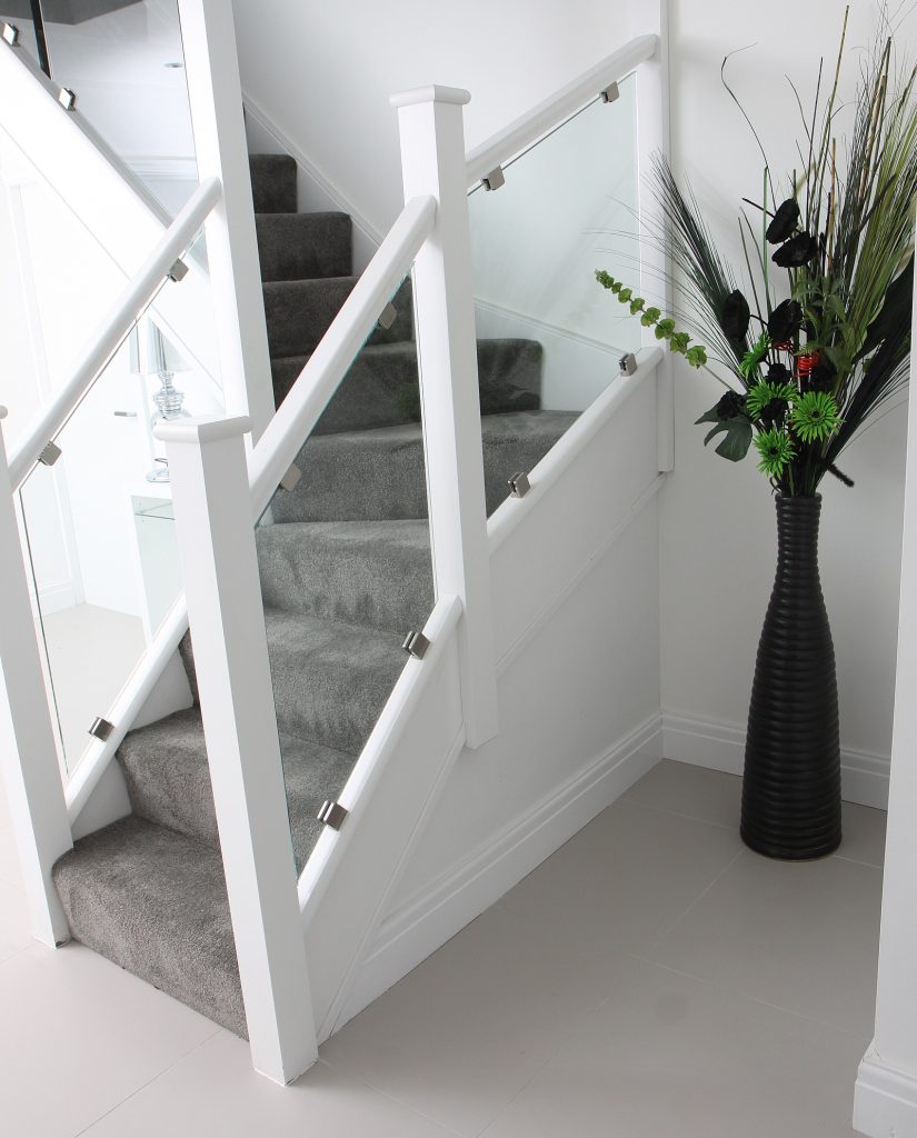 escalier en bois peint blanc avec tapis gris