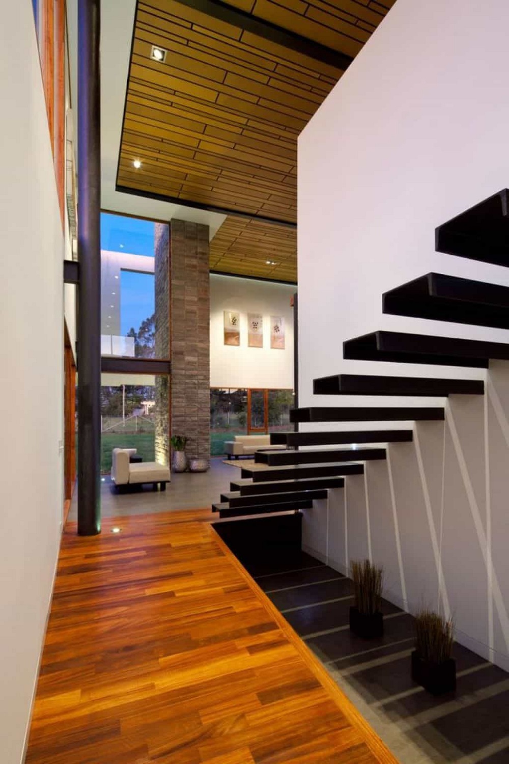 escalier flottant en bois peint noir