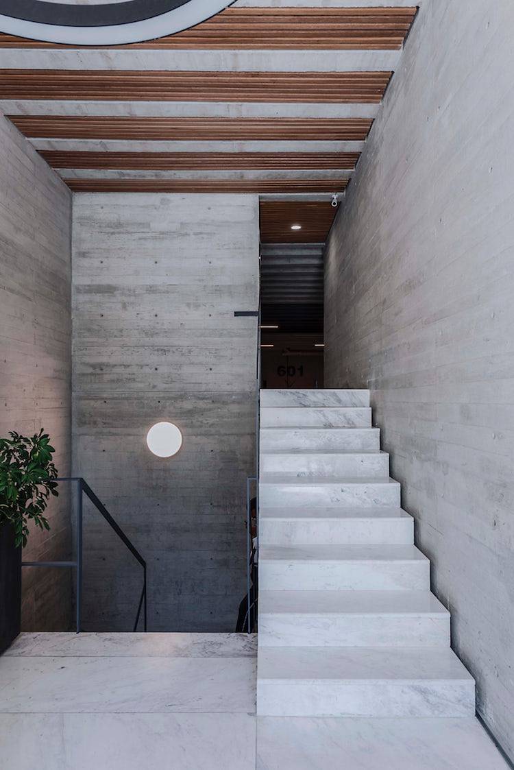 escalier intérieur en marbre blanc gris style minimaliste