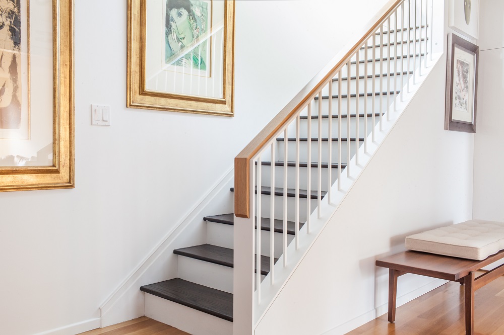 escalier intérieur blanc et gris en bois