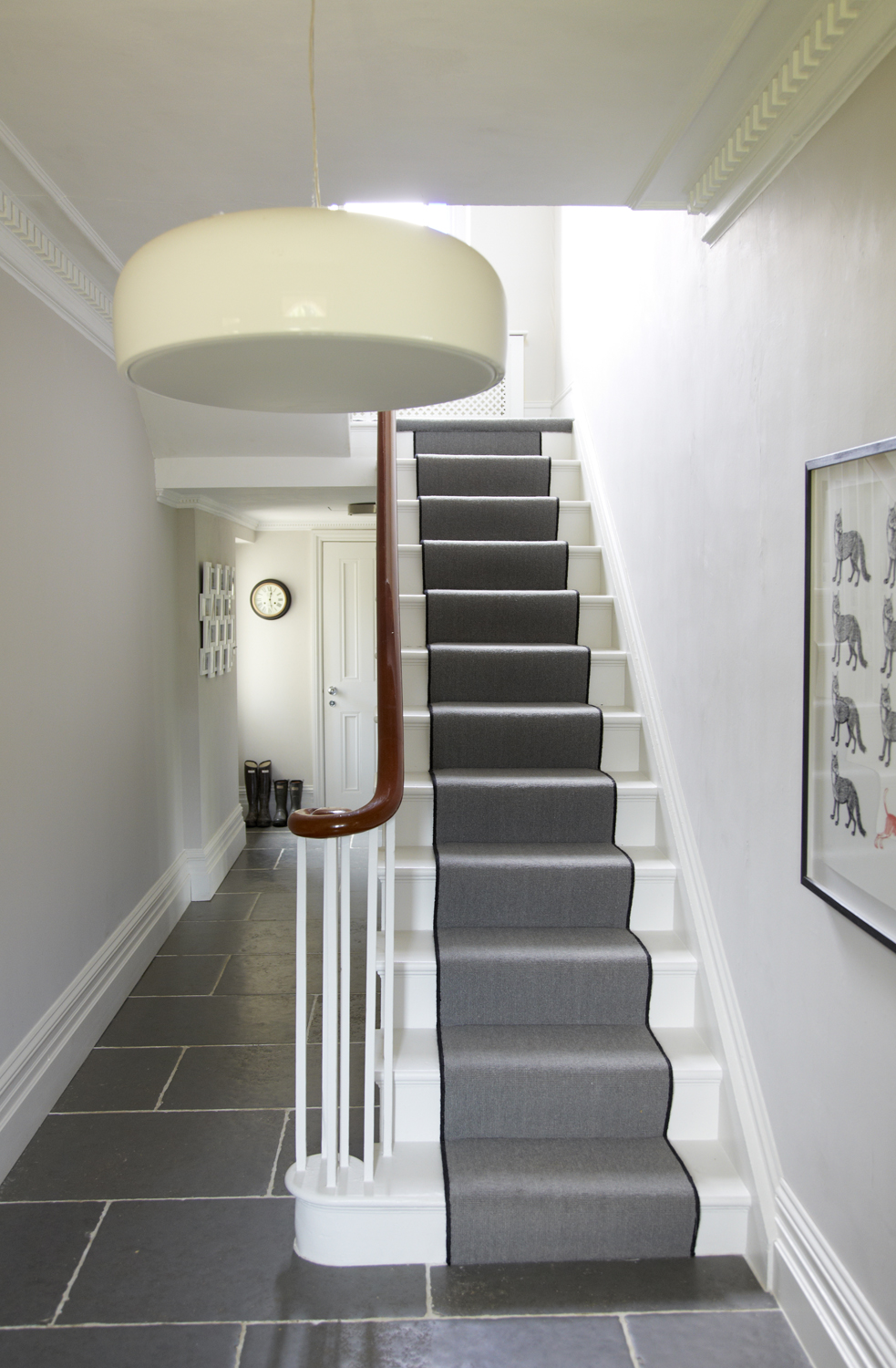 escalier intérieur en bois design droit gris et blanc avec tapis