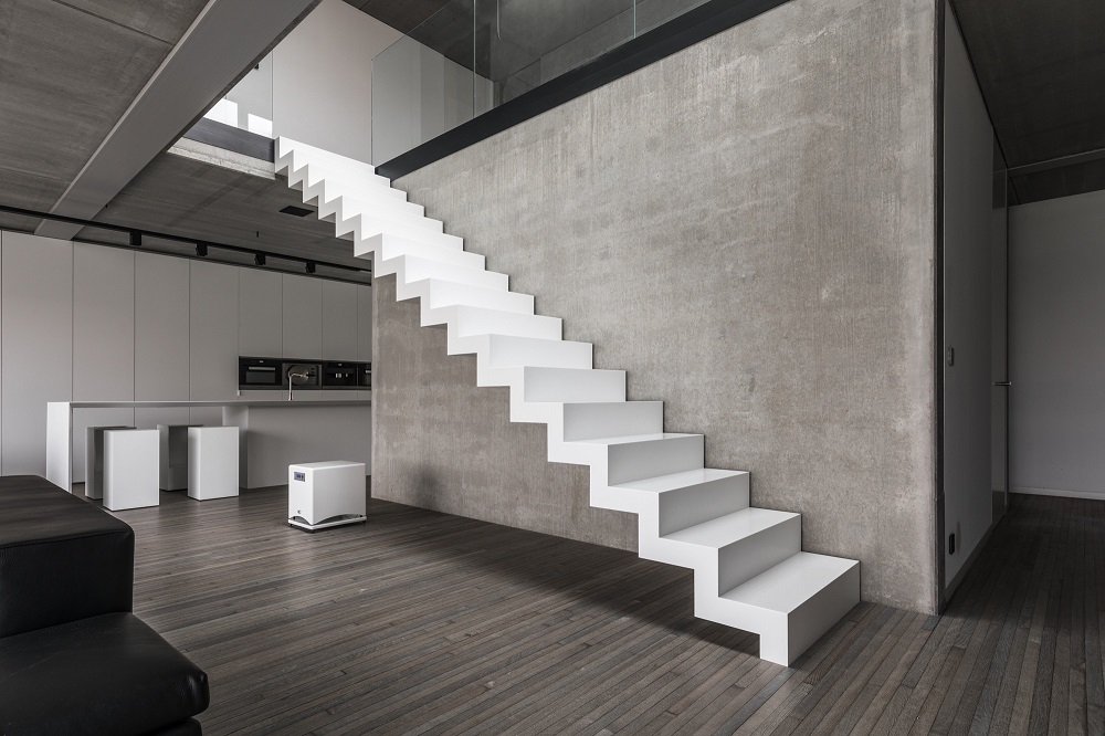 escalier minimaliste en blanc et gris sans rampe appui