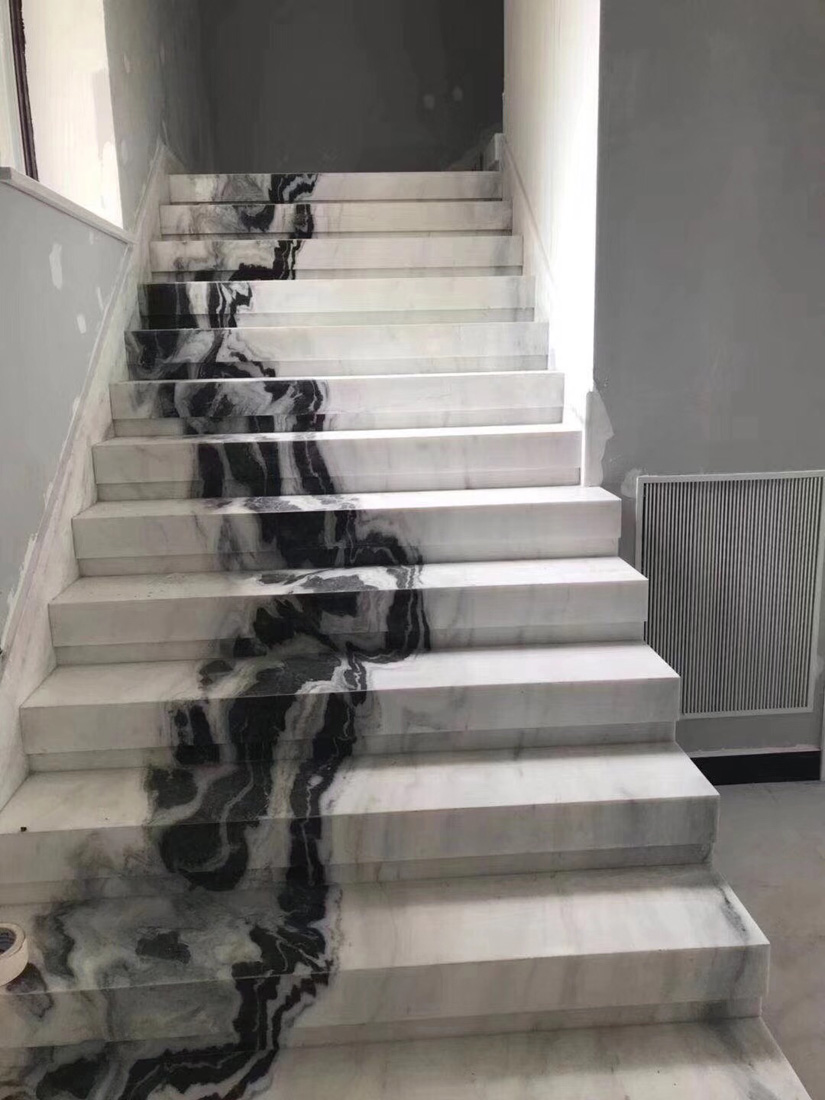 escalier noir blanc et gris marbre
