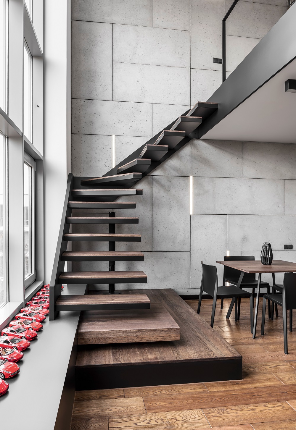 escalier noir et bois cuisine moderne ouverte