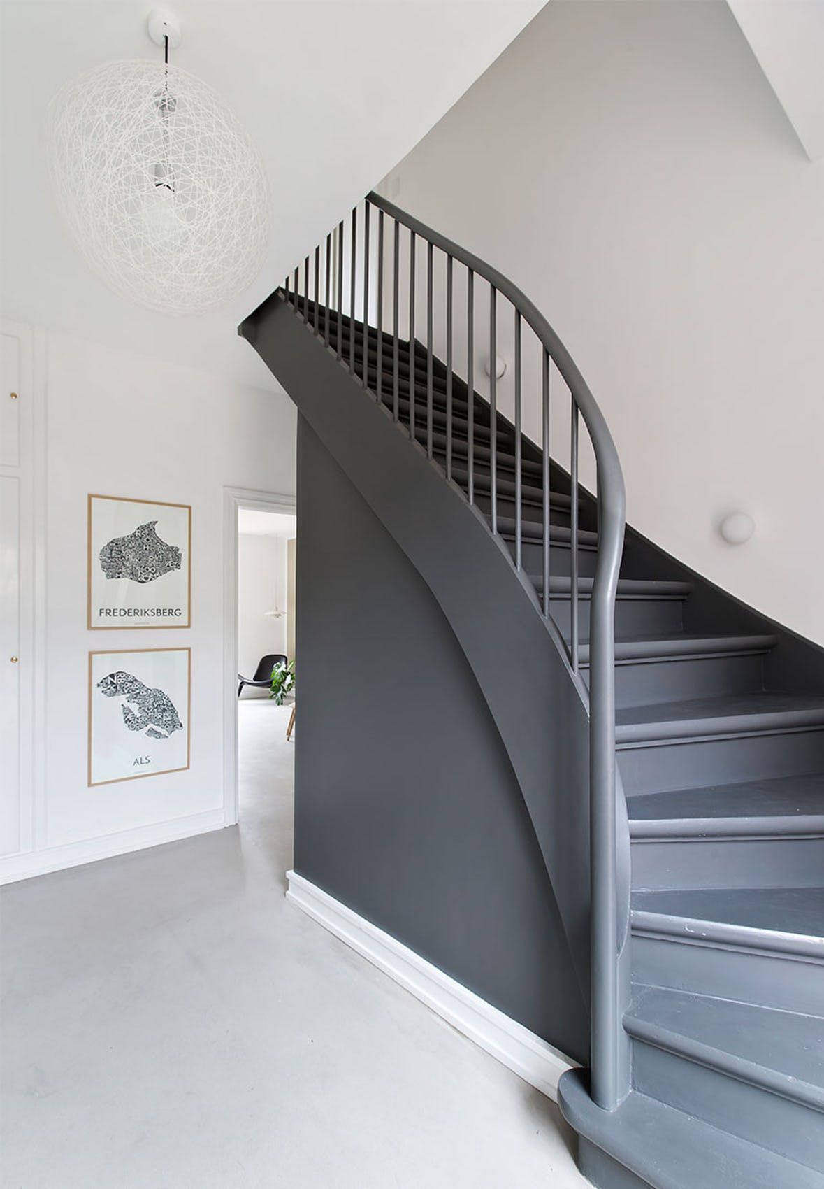 escalier peint en blanc et gris design bois