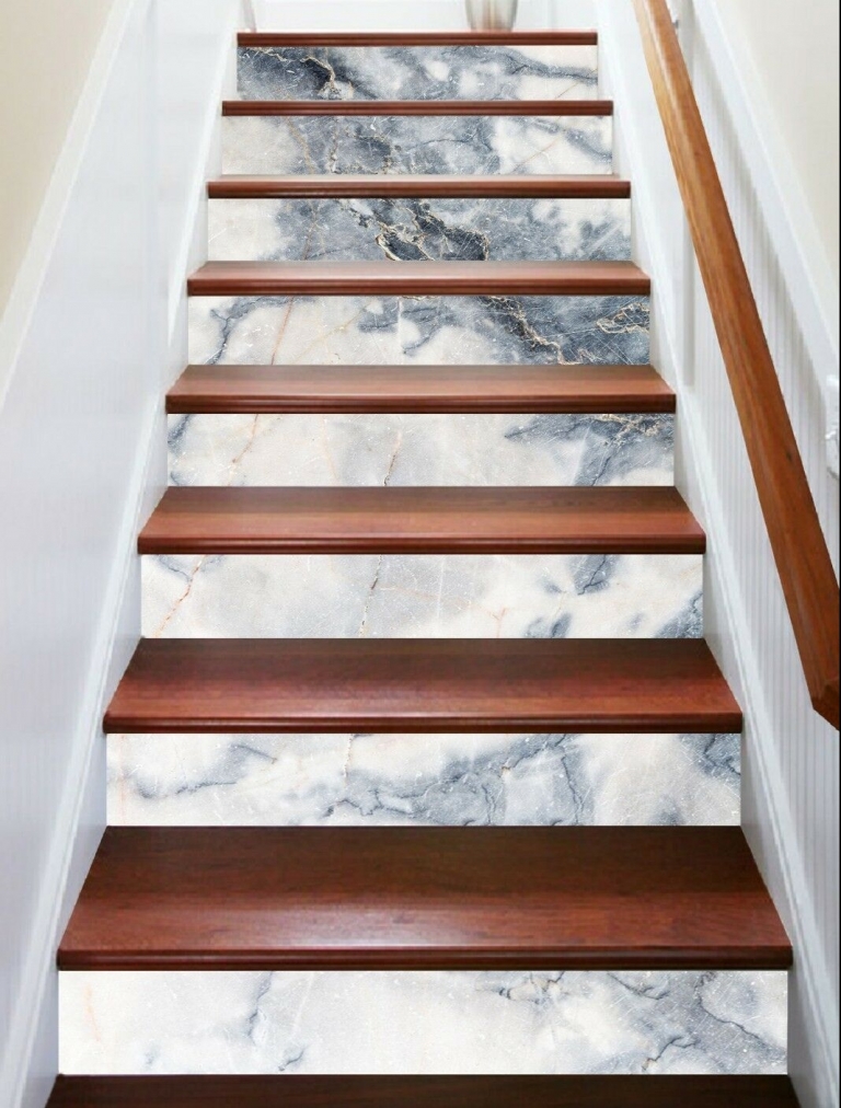 escalier peint en gris et blanc avec marches bois marbre