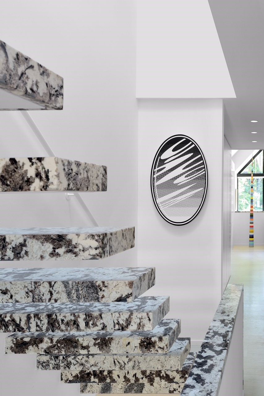escalier suspendu en marbre blanc et gris