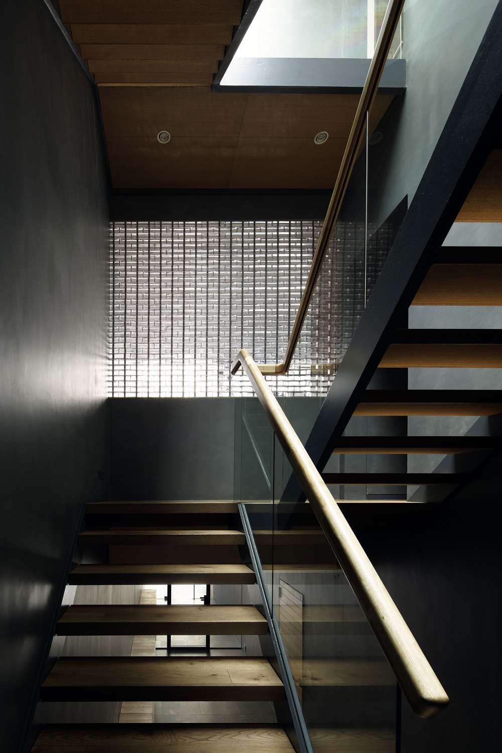 escalier verre bois peint noir design luxe intérieur moderne