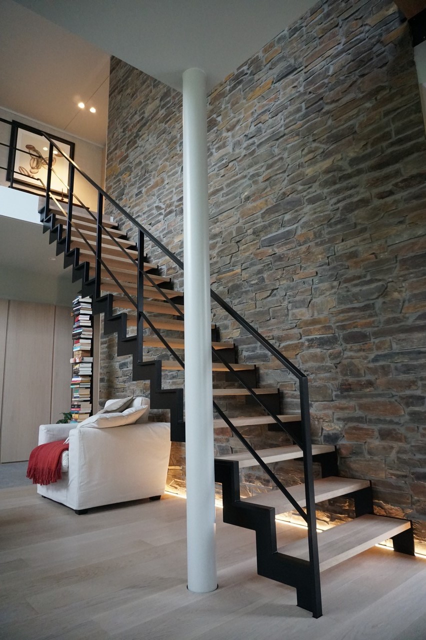 escaliers bois métal design contemporain mur pierres apparentes