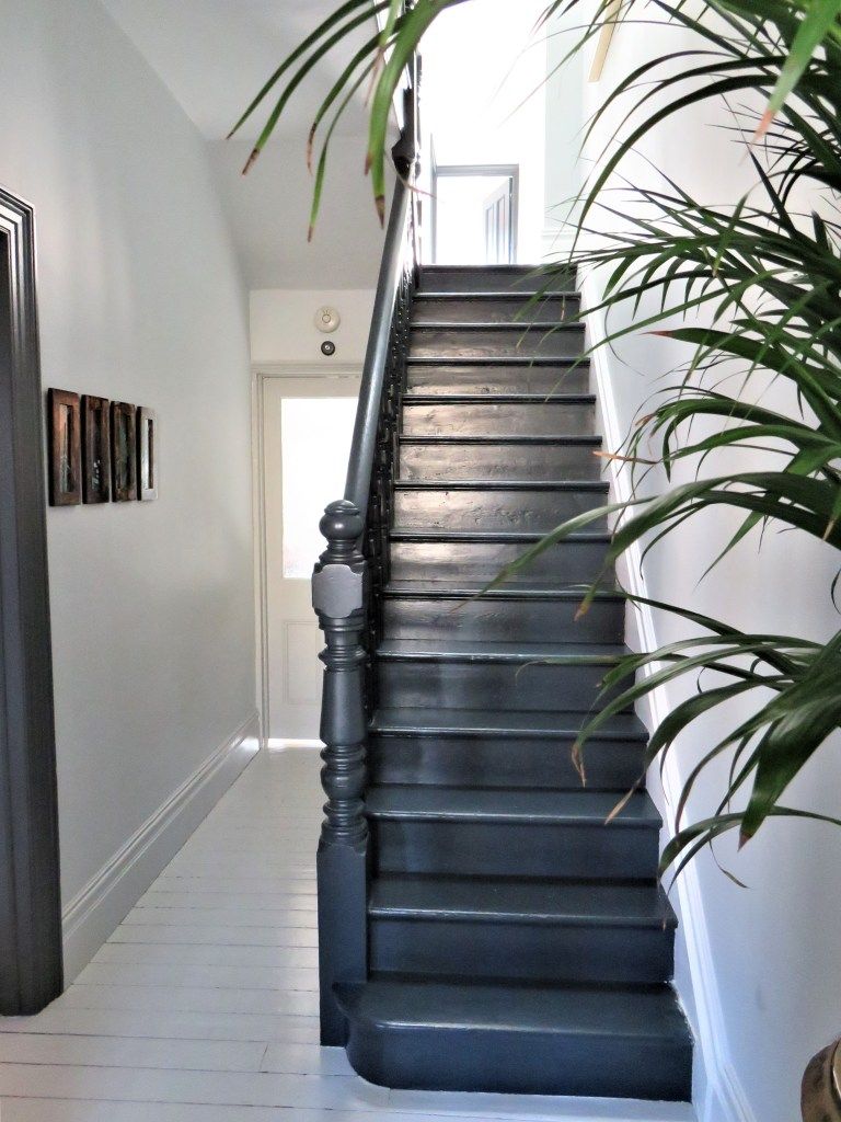 escaliers en bois peint noir design hall entrée blanc