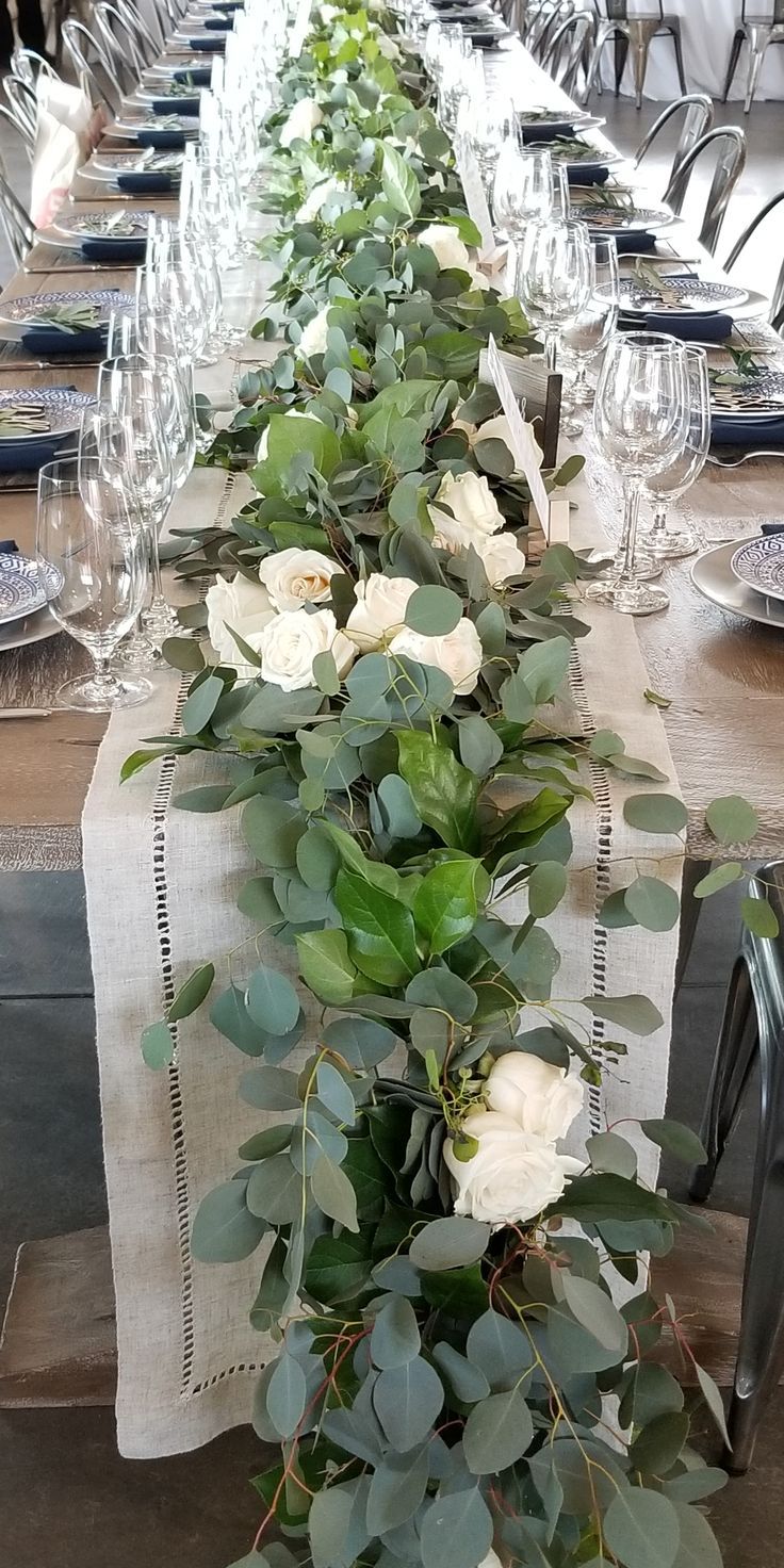 eucalyptus et roses blanches déco de table spectaculaire