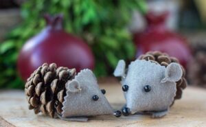 faire un herisson avec une pomme de pin feutrine bricolage enfants facile