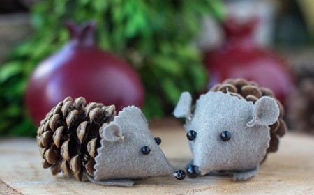faire un herisson avec une pomme de pin feutrine bricolage enfants facile