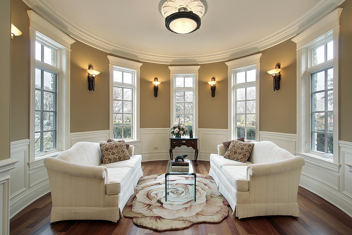 grand salon rond peinture beige teintes variées canapés cosy