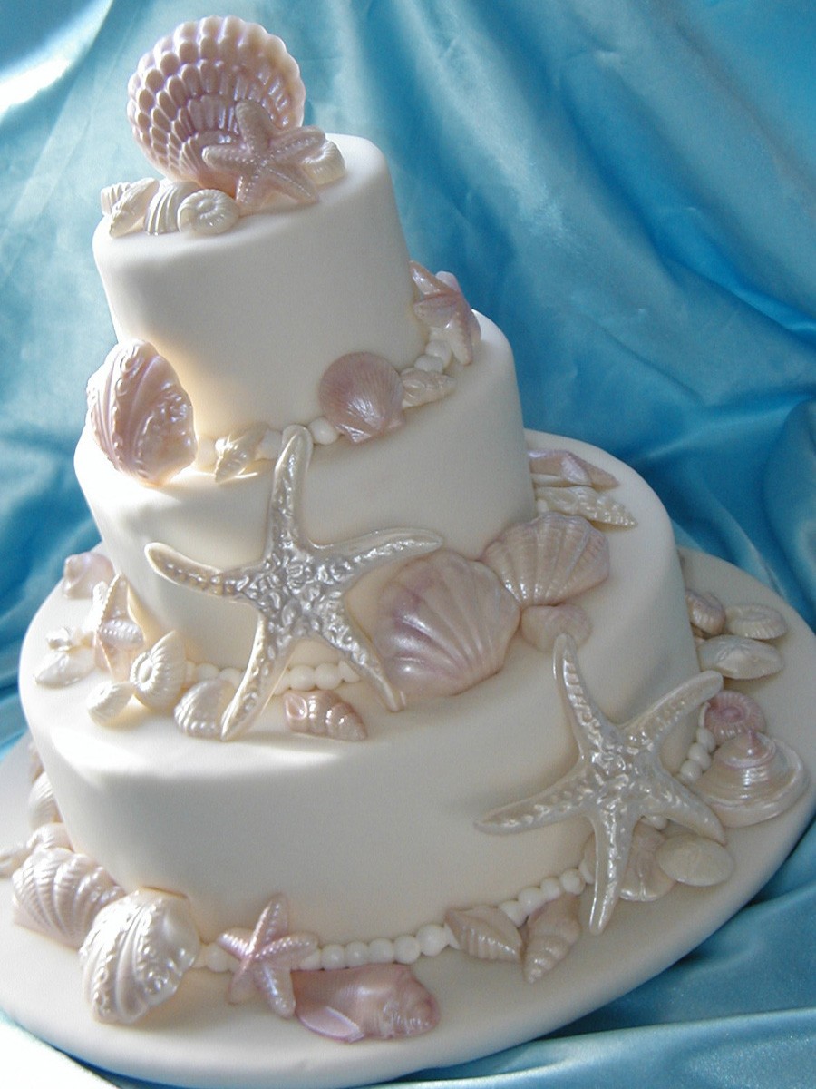 gâteau de mariage original glaçage blanc coquillages de mer