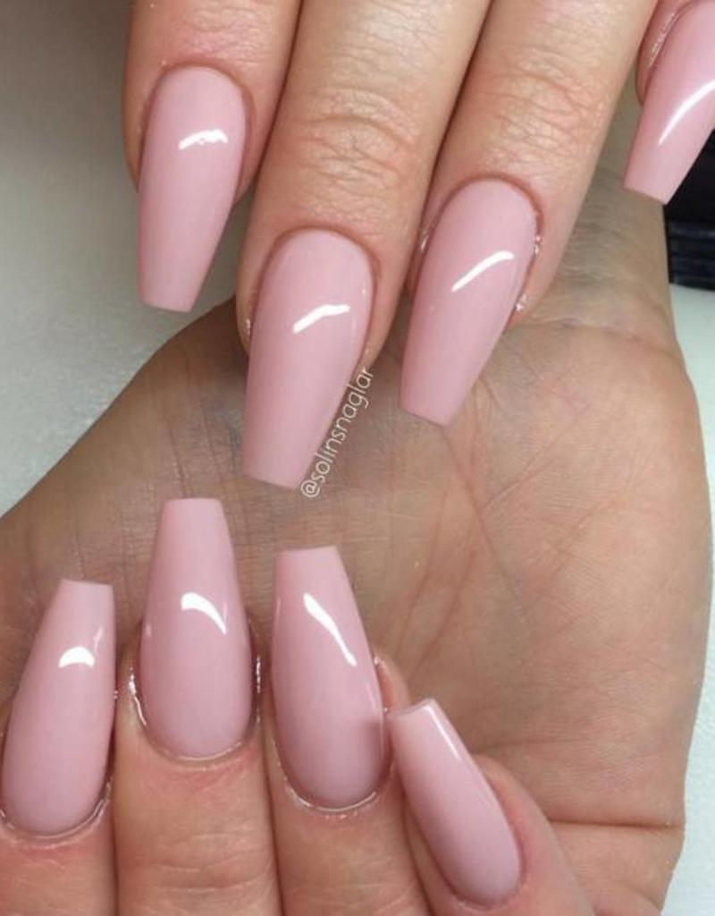 manucure gel rose nude forme en ballerine nail art tendance