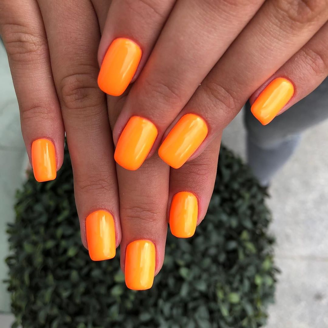ongle en gel couleur orange nail art
