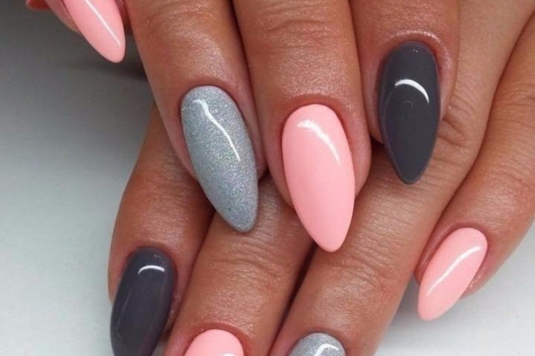 Ongle En Gel Rose Pale Et Gris
