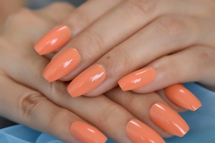 Ongle en gel orange - idées pour arborer la manucure star de la rentrée