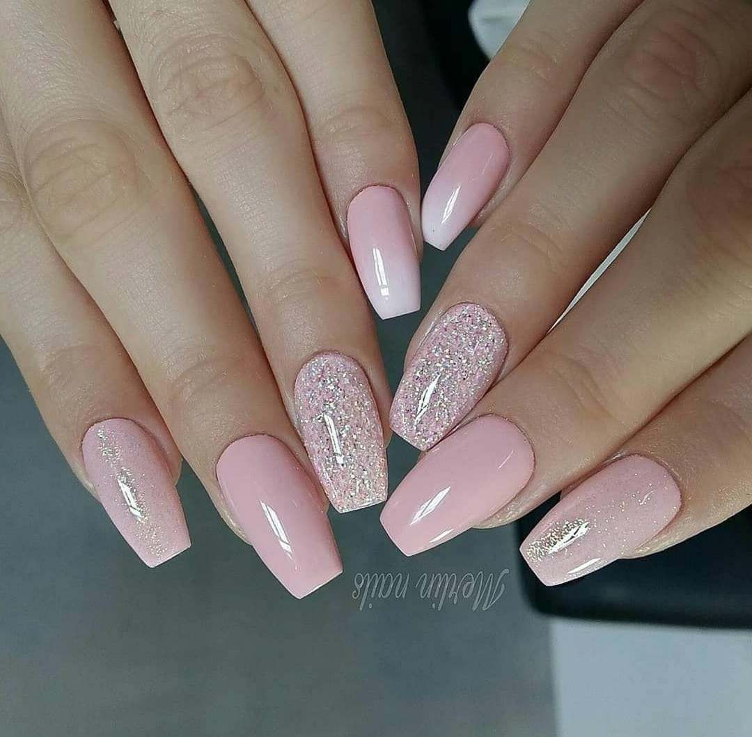 ongles rose poudré paillettes manucure féminine et délicate