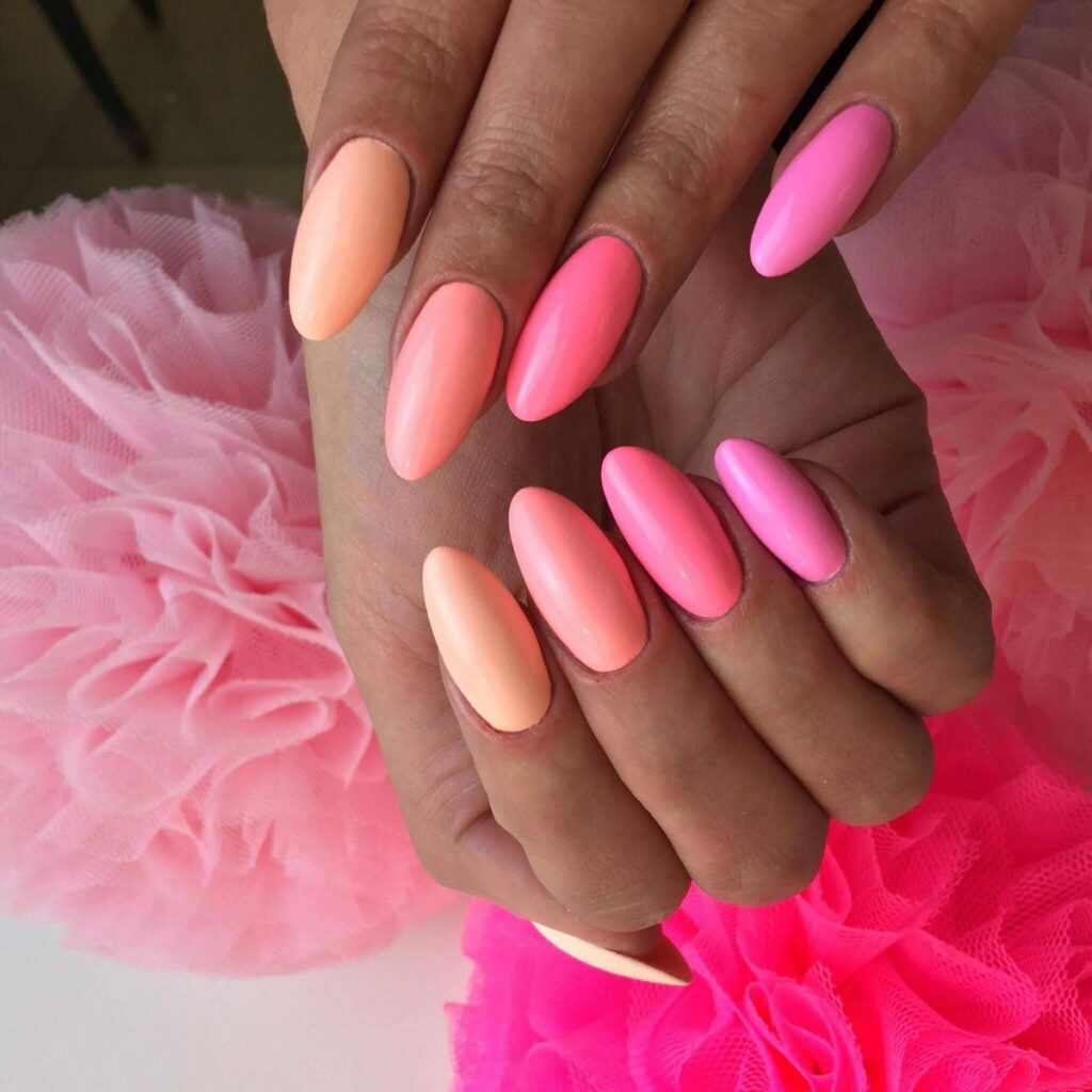 ongles roses différentes nuances forme en amande