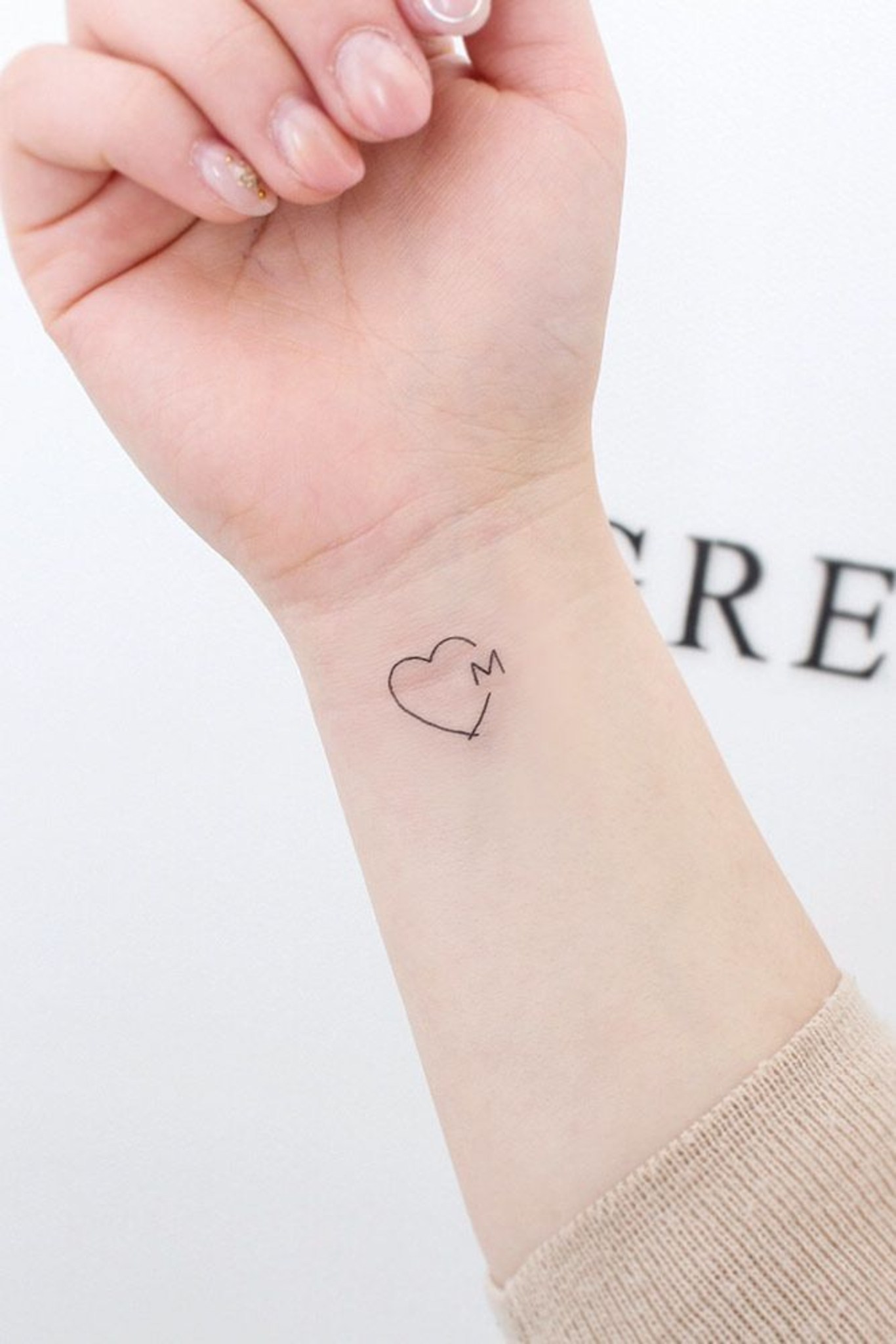 petit tatouage discret femme inkage minimaliste coeur lettre