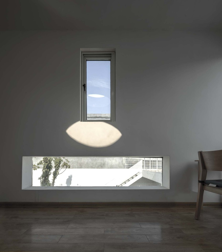 petites fenêtres intérieur minimaliste sol bois