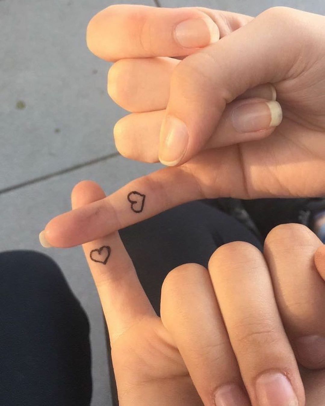 rakkaus tatouage petits coeurs sur les doigts