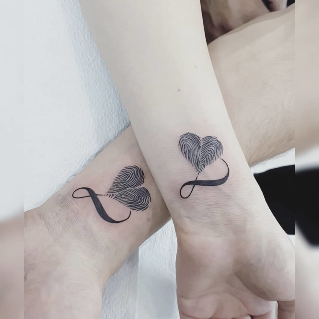 rakkaus tatouage sur les poignets coeurs empreintes digitales