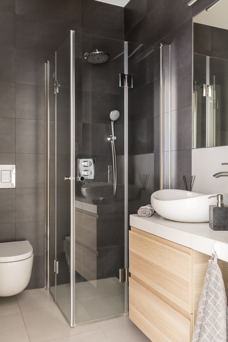 salle de bain bois clair petite cabine de douce murs gris