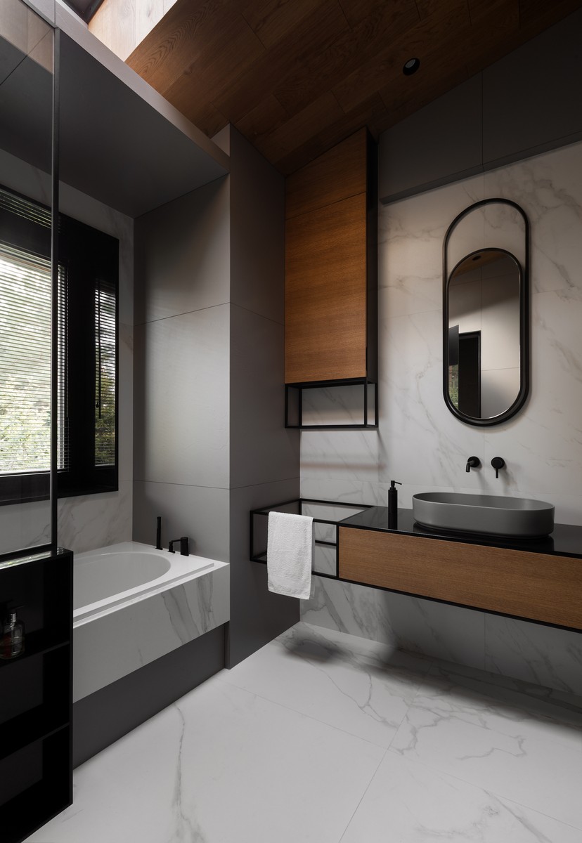 salle de bain bois foncé et gris marbre style minimaliste