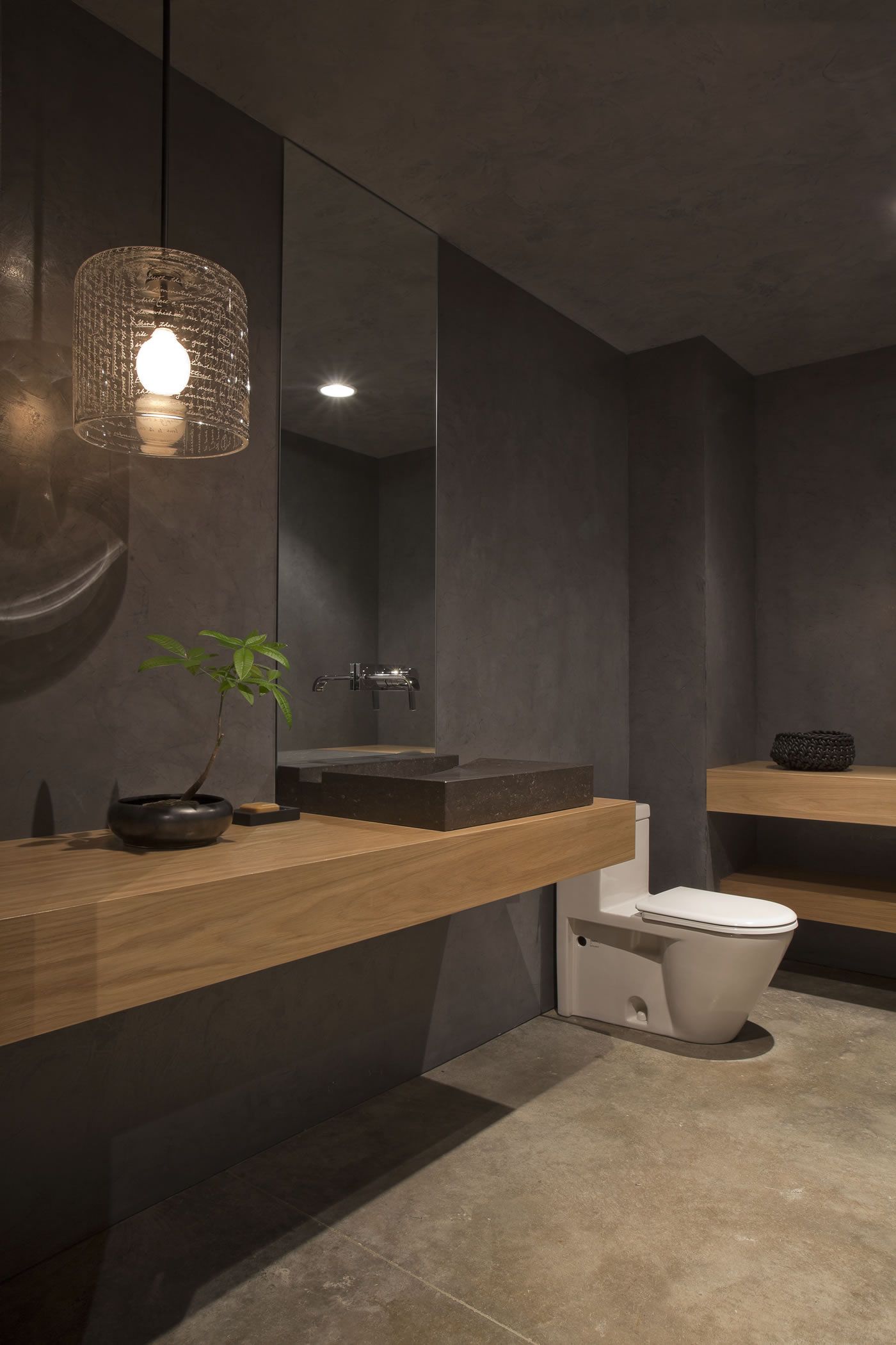 salle de bain gris anthracite et bois clair déco moderne