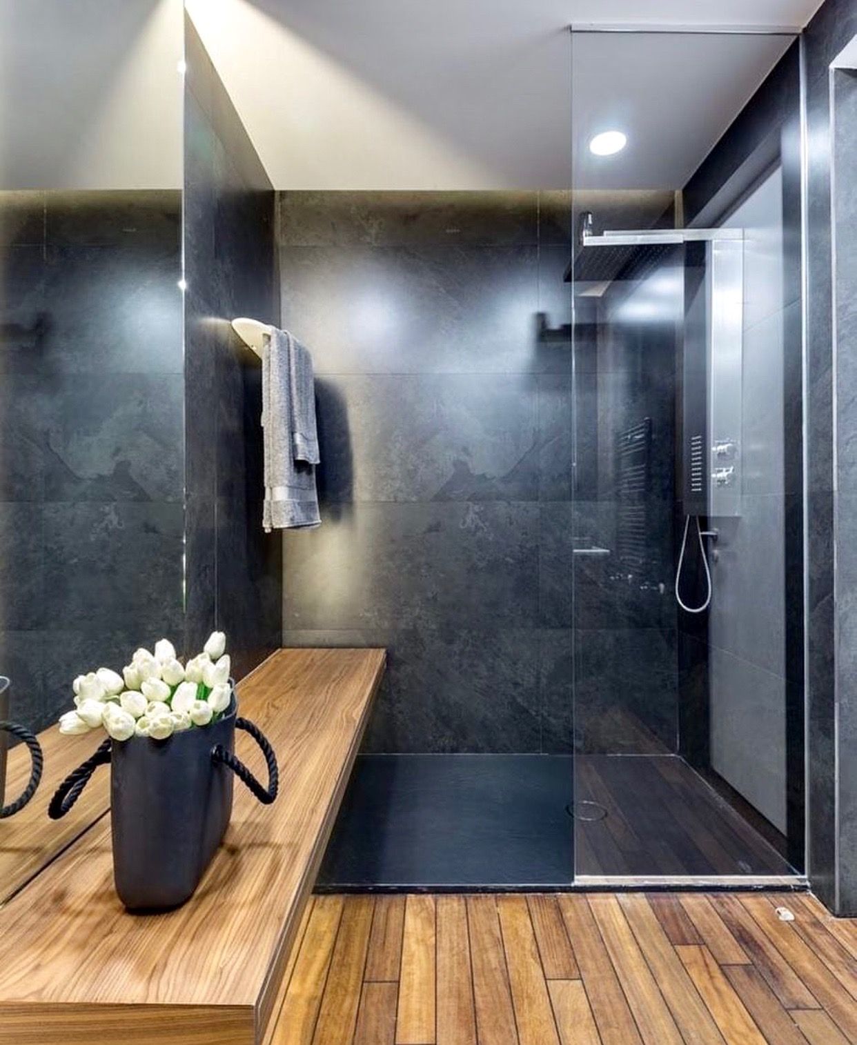 salle de bain gris anthracite et bois déco moderne et minimaliste tulipes