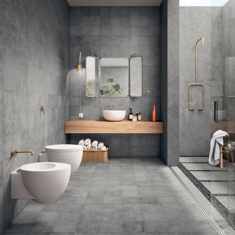 salle de bain gris et bois déco moderne touches de laiton
