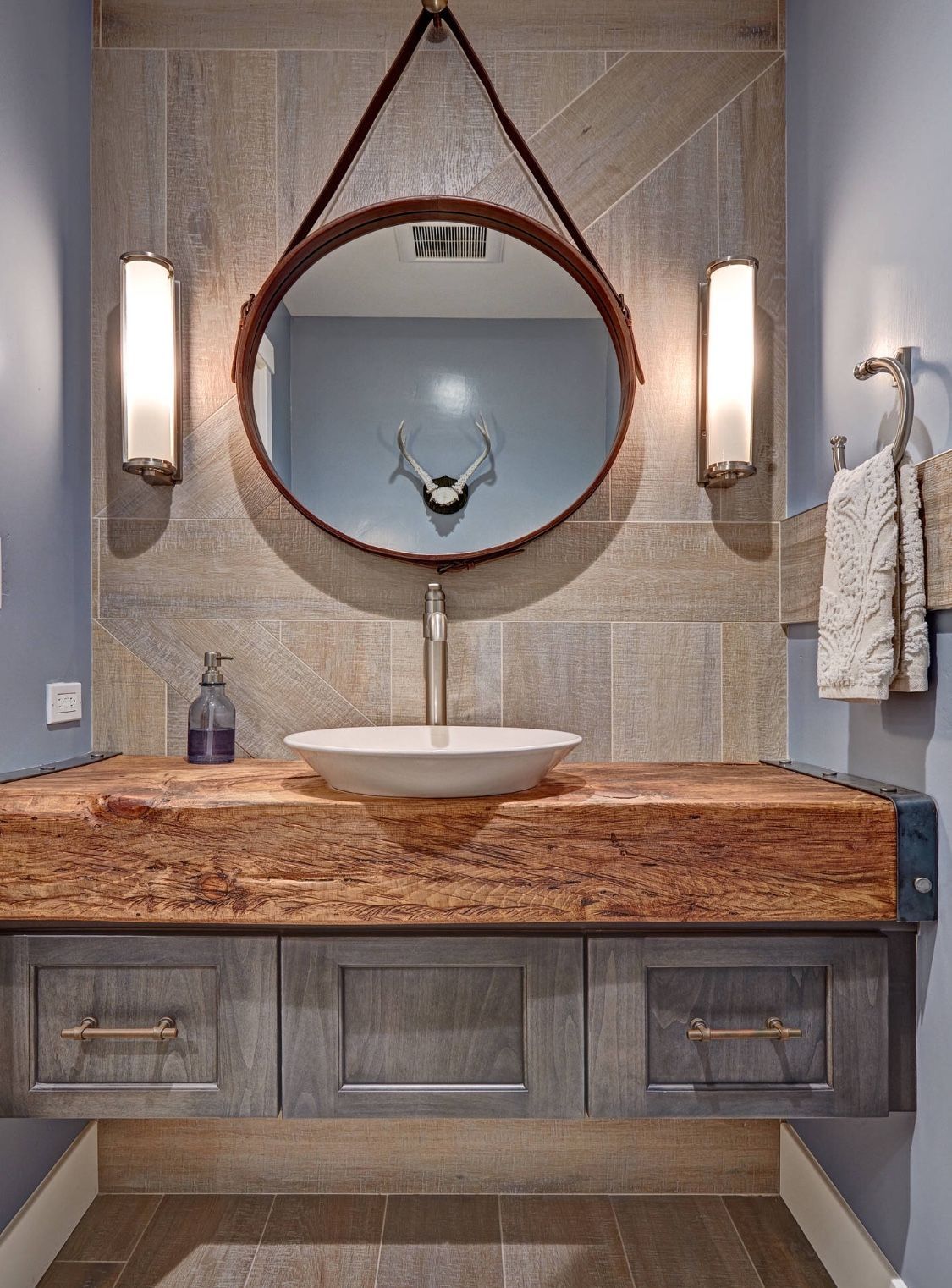 salle de bain gris et bois style rustique mirroir rond