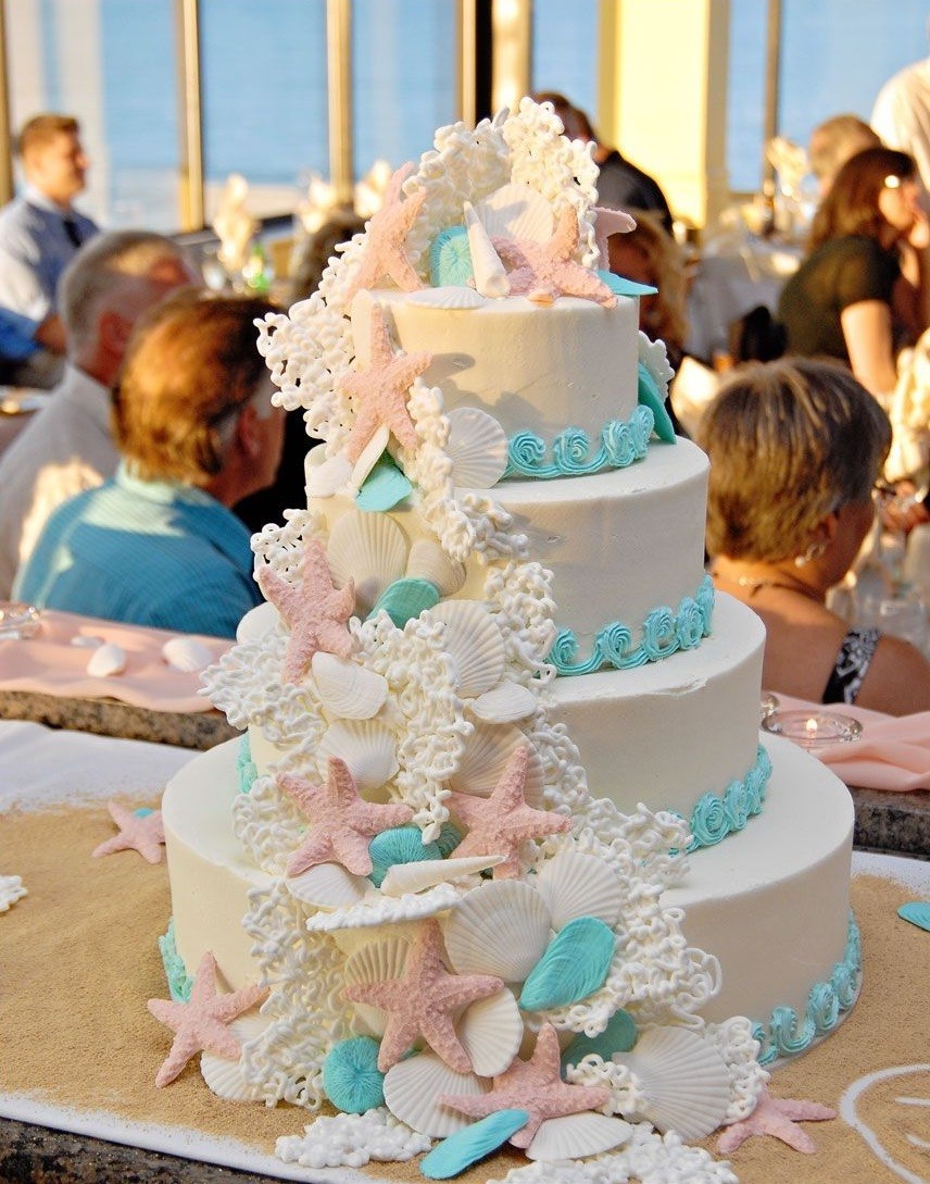superbe gâteau de mariage 4 étages coquillages étoiles de mer