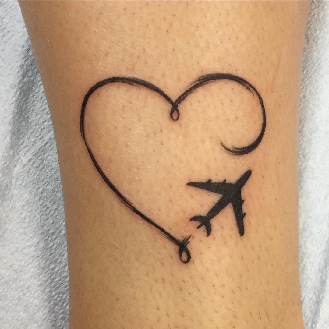 tatouage amour du voyage demi coeur avion