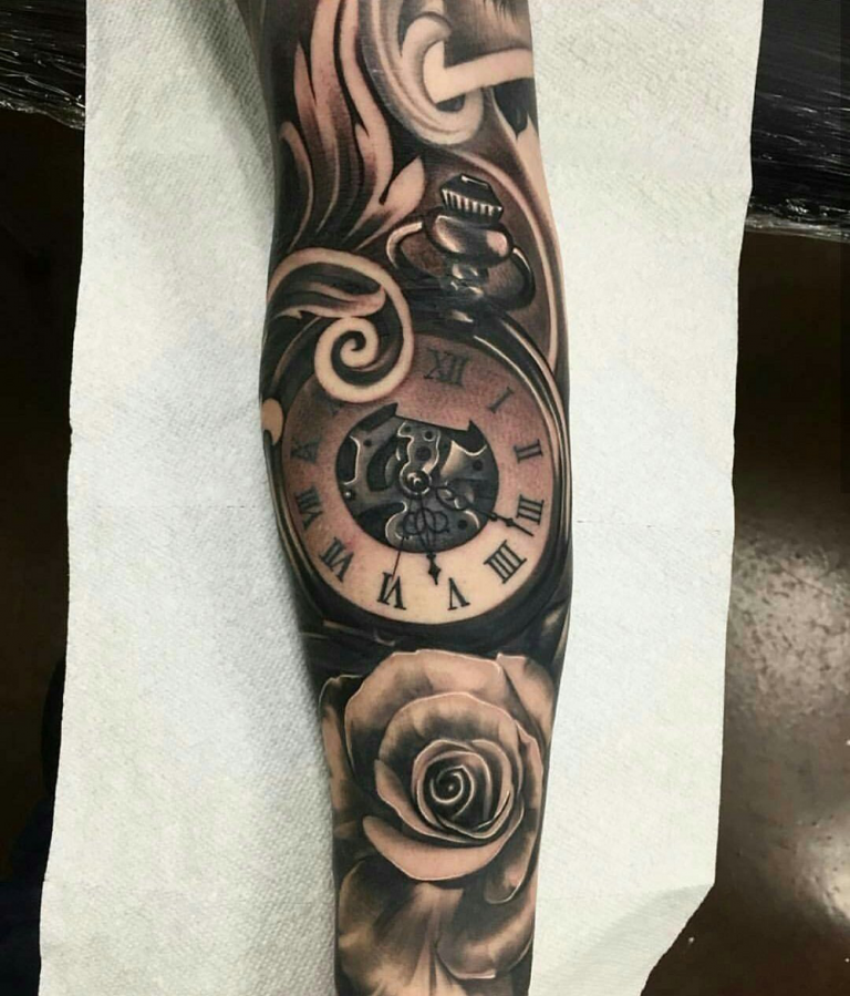 tatouage avant bras homme horloge
