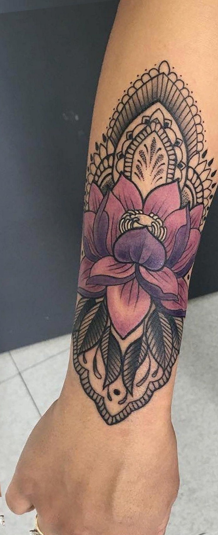tatouage avant bras hommes tribal modèle coloré