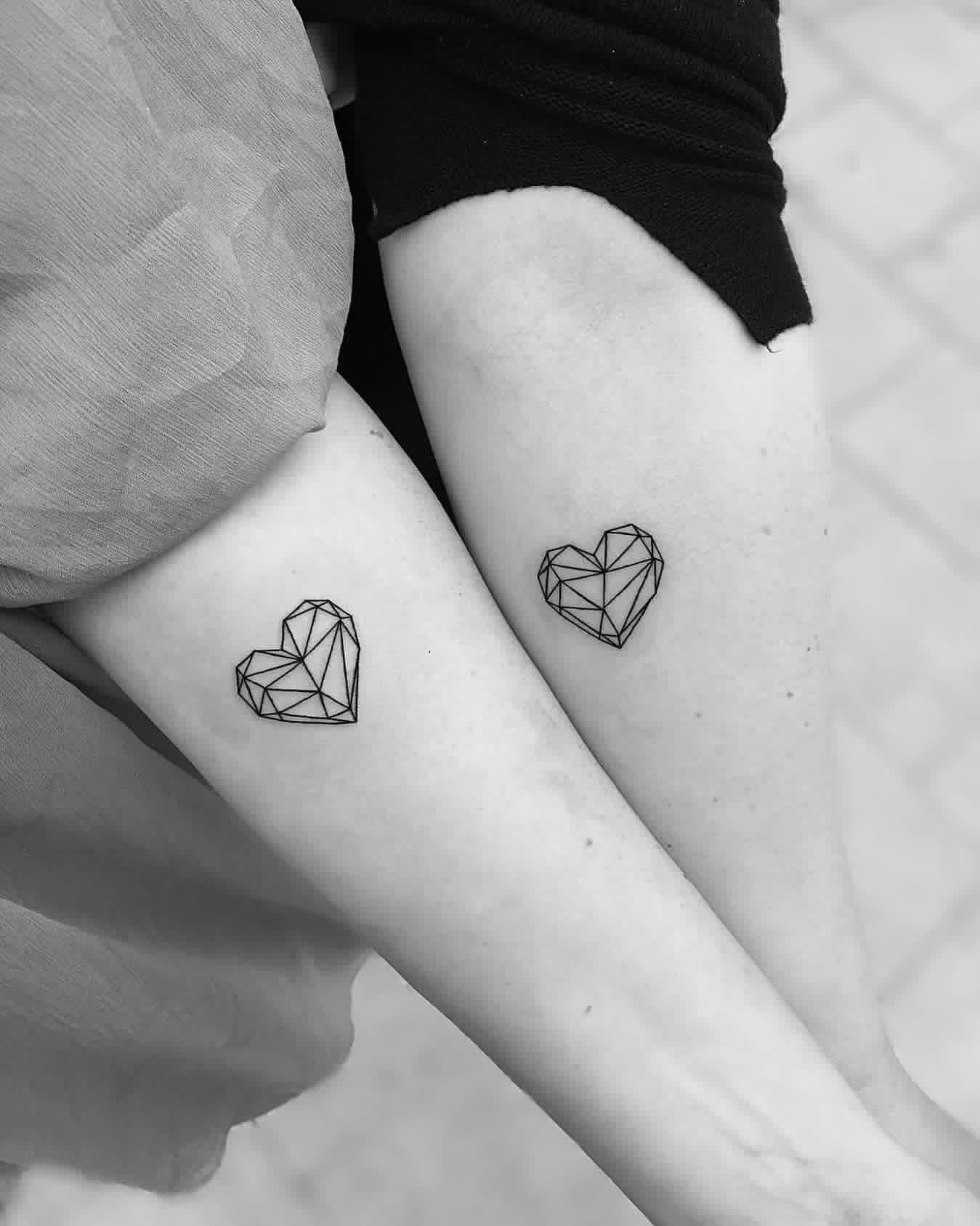 tatouage avant bras inkage couple coeurs géométriques