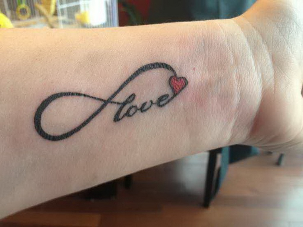 tatouage avant bras mot anglais amour petit coeur