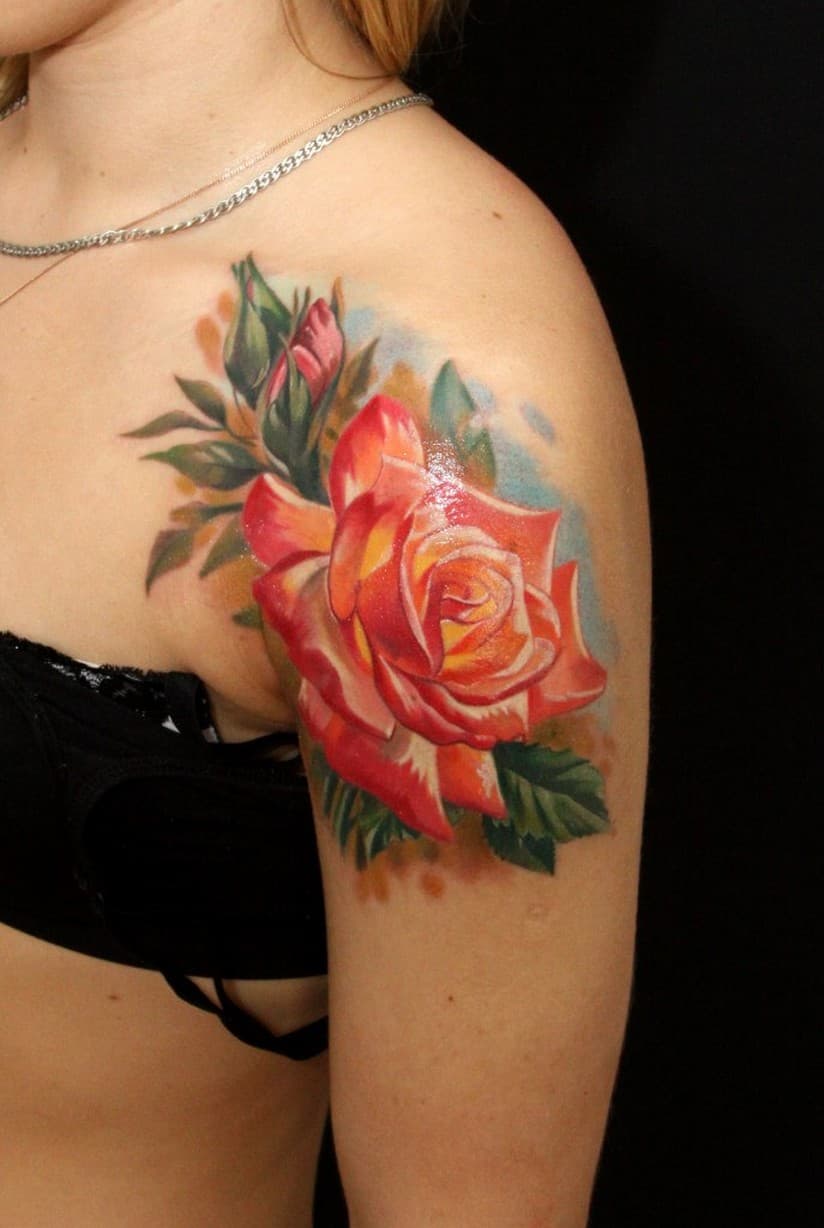 tatouage bras épaule fleur femme