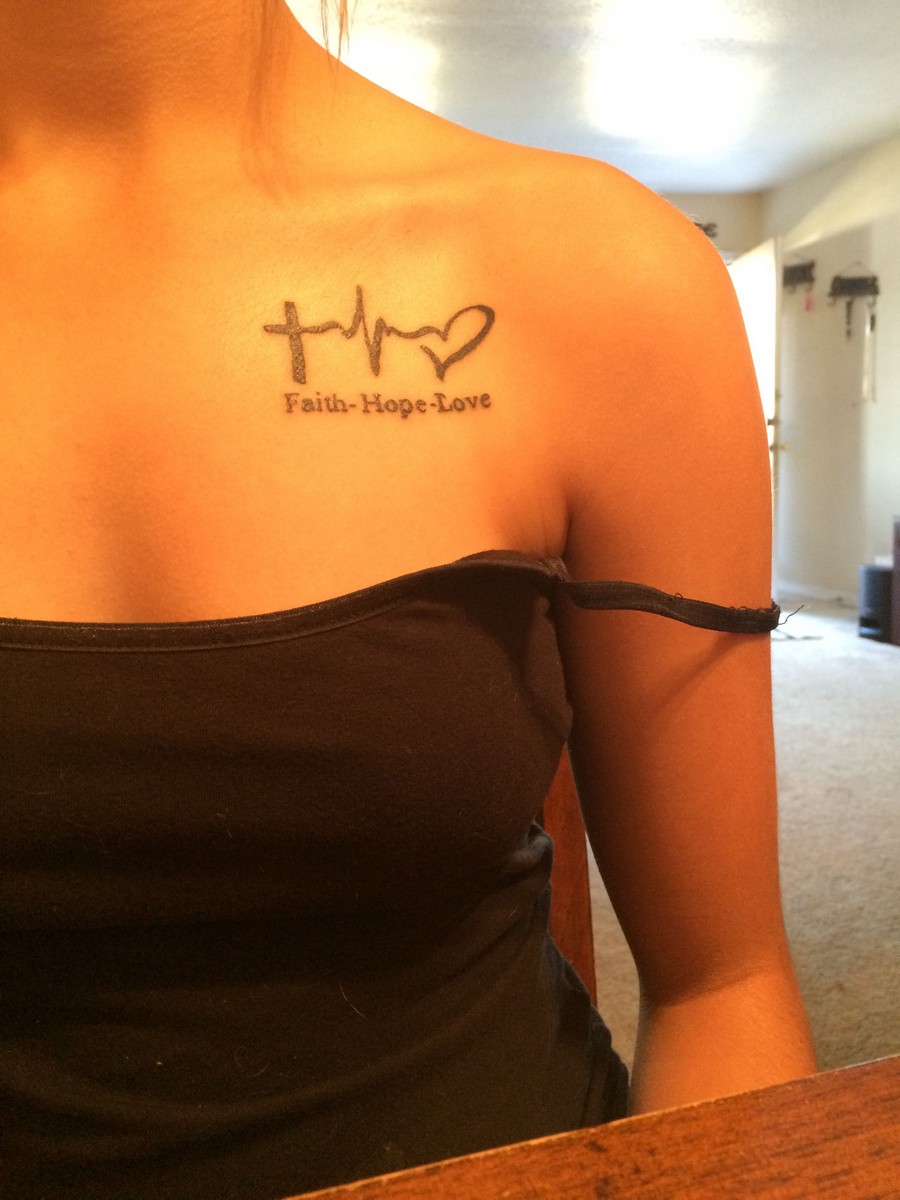 tatouage clavicule femme symboles populaires foi espoir amour