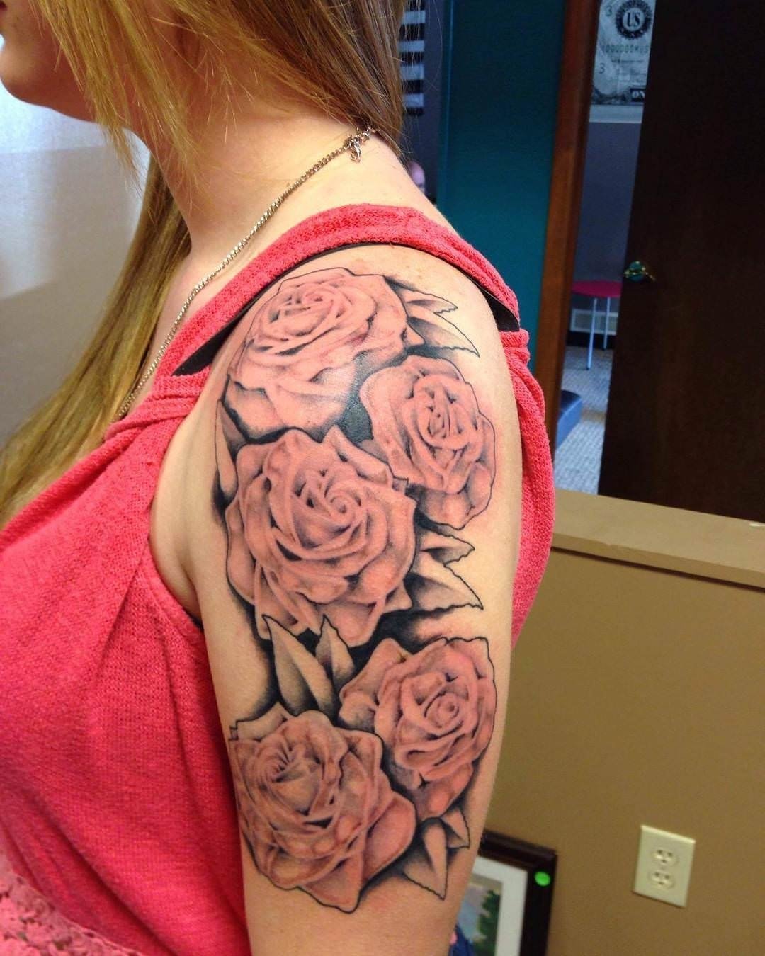 tatouage coloré femme épaule