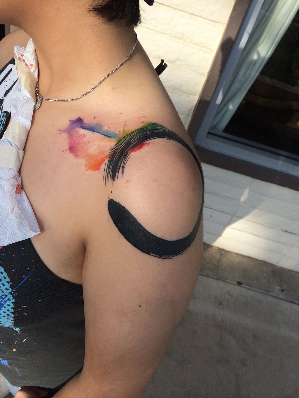 tatouage coloré original épaule femme
